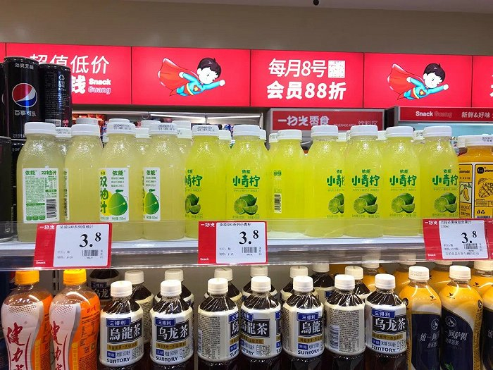 依能在一扫光零食门店的产品及售价；图片来源：FBIF拍摄