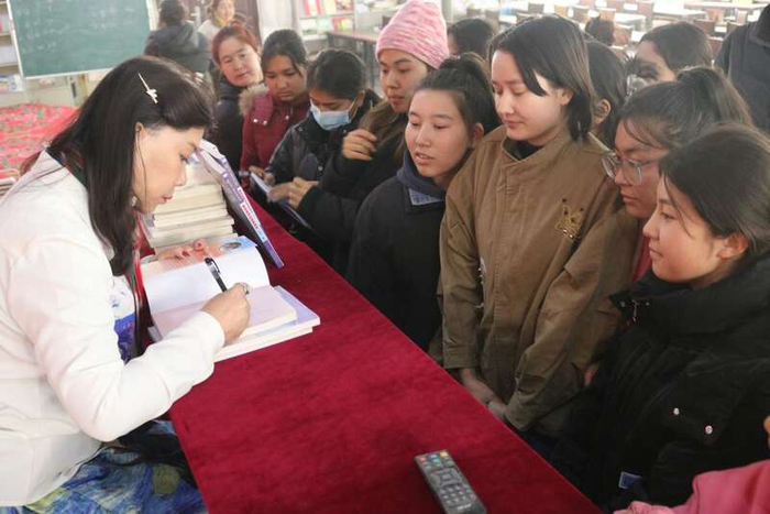 作家毕然在新疆荒地镇举办专题讲座