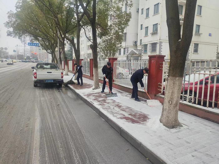 江宁区淳化街道:全力以赴开展扫雪除冰作业,保障市民安全出行|扫雪