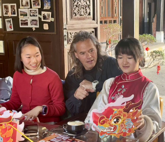 2月9日,林登和旅客在喜林苑一起制作龙年花灯.受访者供图