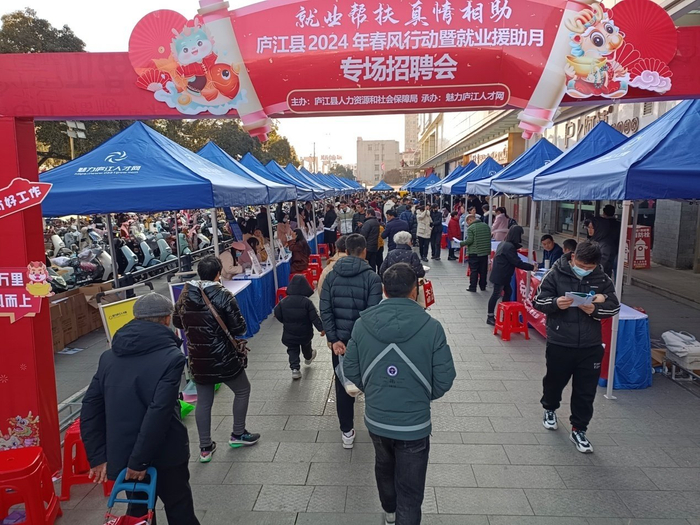 招聘会现场.何新生供图