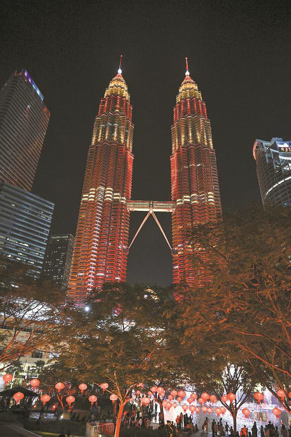 马来西亚双子塔点亮"中国红"灯光庆祝农历新年  本版图片  gj泰国唐人
