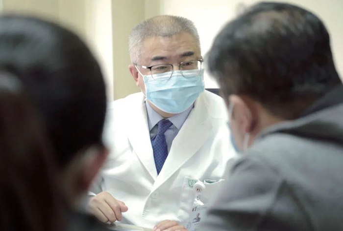 2021年5月10日，北京大学肿瘤医院特需门诊，朱军在和患者交流