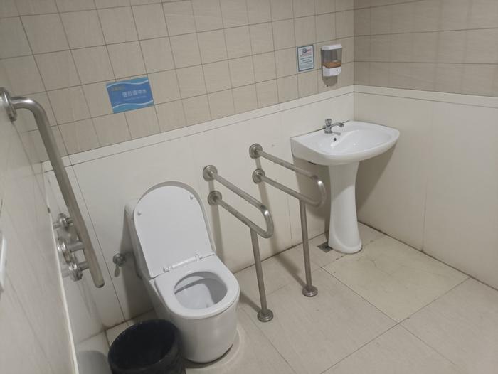上海地铁无障碍厕所使用状态不明还被占用,城市关怀的细节如何打磨?