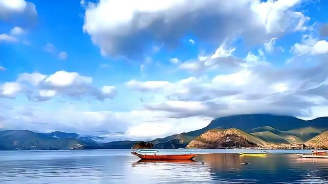 泸沽湖的春天是一幅浪漫至极的画卷