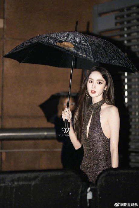我宣布娜扎秀场秒了好嘛 美神降临,整个人都在发光啊……|古力娜扎