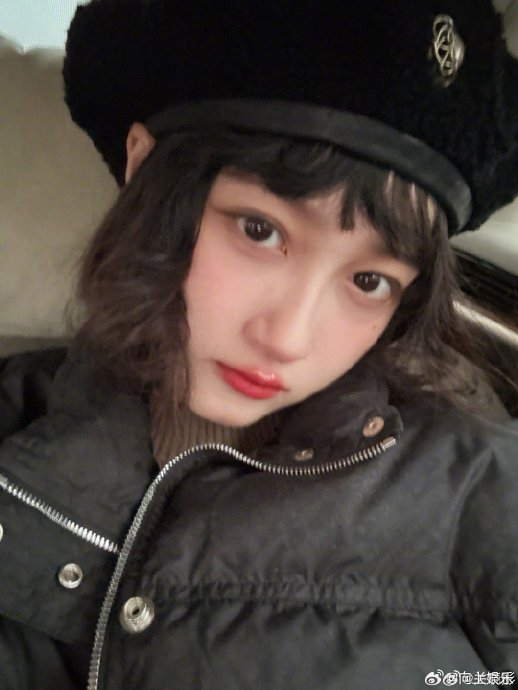 关晓彤短发也太可爱了吧 卷毛造型好像橱窗里的手办娃娃……|卷毛