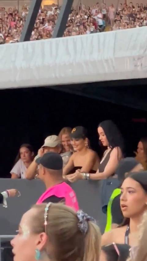 katyperryritaora于今日现身taylorswifttheeras