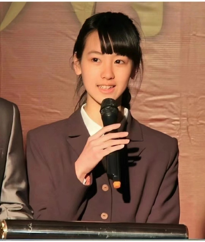 陈都灵早期模特照:青涩衣着挡不住高颜值,学霸气质别人学不来