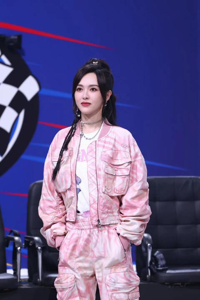 穿短外套 工装裤 马丁靴,40岁美出新高度|工装裤|马丁靴|唐嫣_新浪