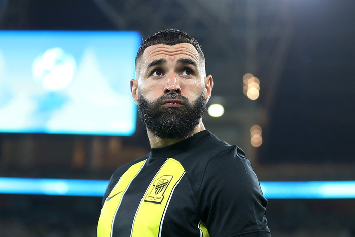 本泽马打进一粒乌龙球，随后助攻队友扳平。