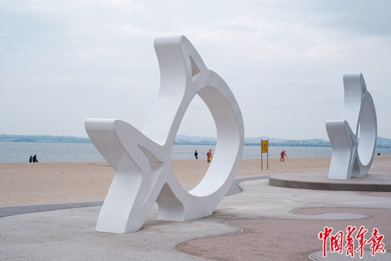     1月23日，福建厦门，环东海域滨海浪漫线（2号丁坝）。中青报·中青网记者 张玉佳/摄