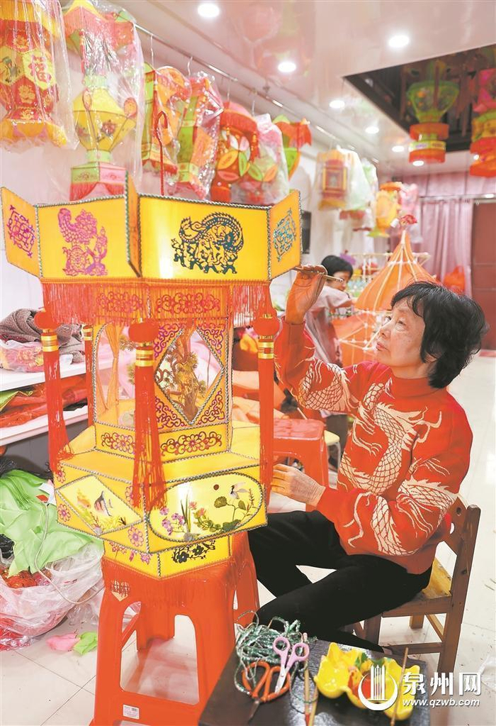 元宵来临前,是国家级非遗"泉州花灯"省级传承人曹淑贞和她的家人最