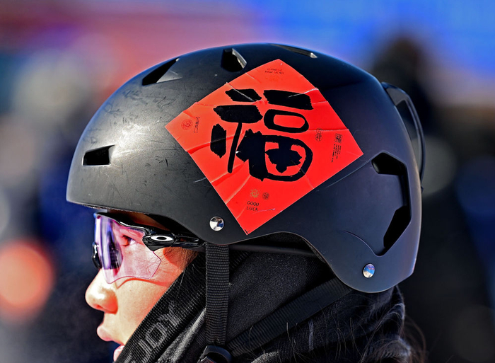 2月22日，河北队选手陈雪铮的头盔上贴着“福”字。新华社记者 牟宇 摄