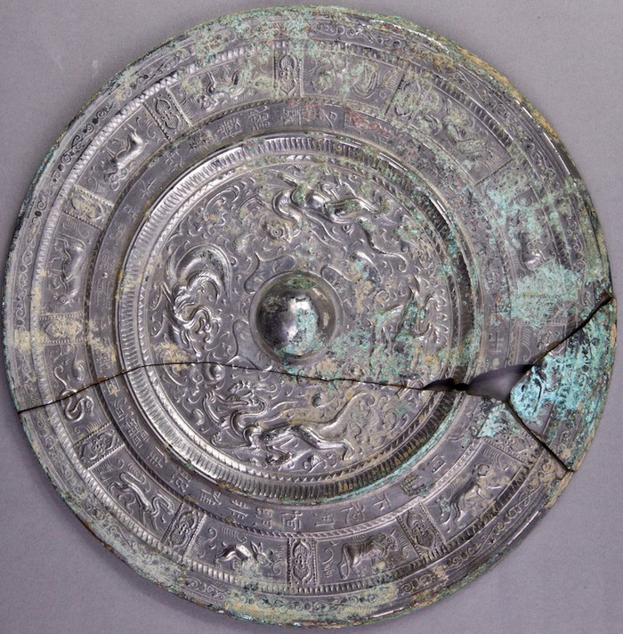 图十 洛阳偃师杜楼砖厂唐崔大义夫妇合葬墓四神十二生肖镜（洛阳市文物考古研究院供图）