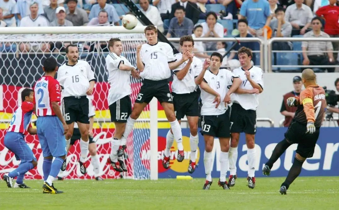 既能守门也能进球他是足坛狂人门将曾轰60米惊天破门