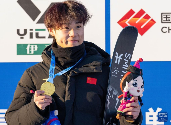 亚军山东队选手张世豪(左)和季军贵州队选手刘鑫鹏在颁奖仪式上合影