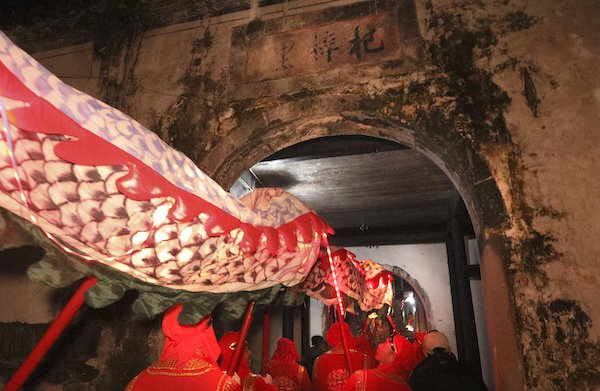 龙舞齐云,激活一江春水|齐云山|一江春水|休宁_新浪新闻