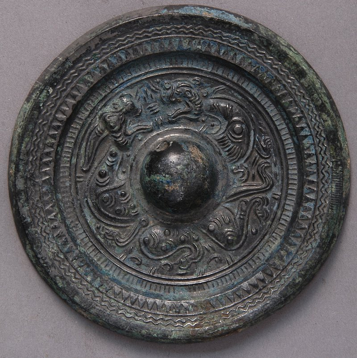 图七 洛阳涧西区东方红拖拉机厂23号西晋墓龙虎镜（洛阳市文物考古研究院供图）