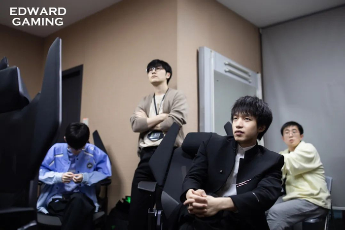 jiejie伤到头部紧急送医,edg官宣暂离赛场|赛场|头部|选手_新浪新闻