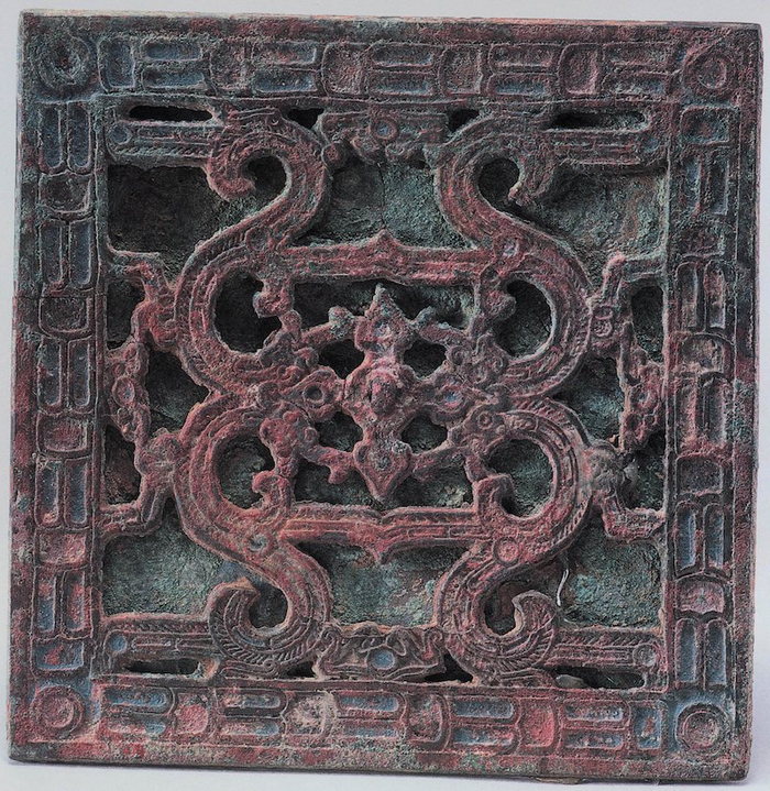 图三 洛阳西工区第一百货公司战国墓透雕四龙镜（《洛镜铜华》上册，图29）