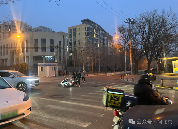 继续前行,走到道路北段,金福家园附近,定福庄北街变为机非混行四车道