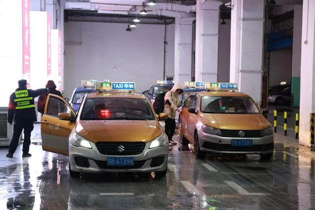 "没想到出了站,一溜出租车秩序井然地等着.