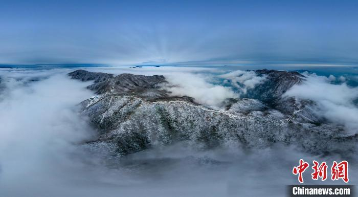 受寒潮影响,六春湖景区出现雾凇景观,呈现一幅冰雪画卷.