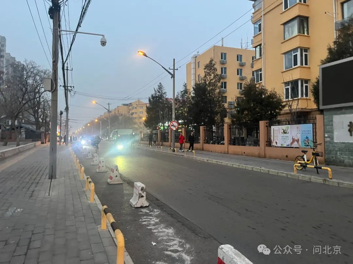 这条路,"车都排着队,电动车邦邦撞我胳膊"