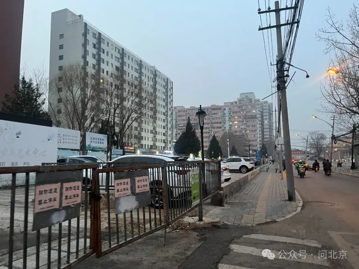 这条路,"车都排着队,电动车邦邦撞我胳膊"