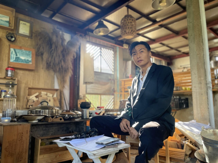 家里9成东西都是捡的,买二手西装结婚,自制旱厕