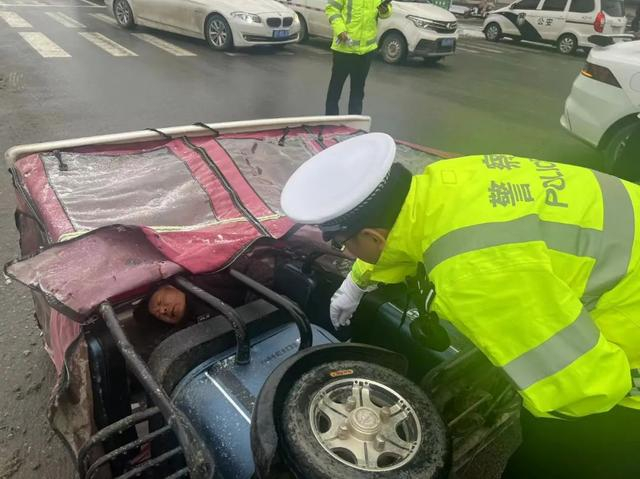 民警立即上前询问情况,了解得知,由于路面积雪,车辆打滑无法行驶,民