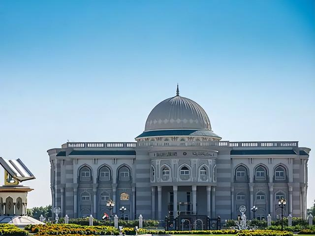 富得流油!中东土豪生活大揭秘|古堡|迪拜|打卡_新浪新闻