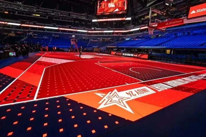 在美国鲁卡斯石油体育场举行的"nba2024全明星周末"篮球赛,比赛场地