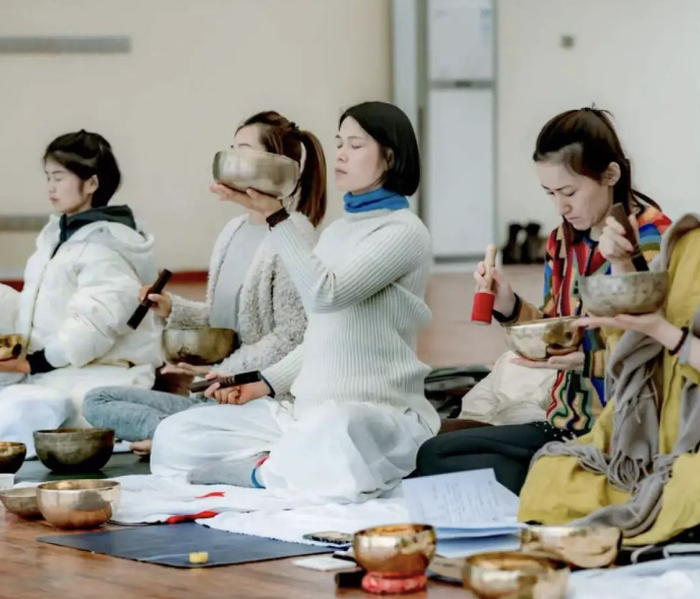 有学员反馈,唱诵海底轮时,身体有种像一棵大树一样稳稳扎根的感觉;唱