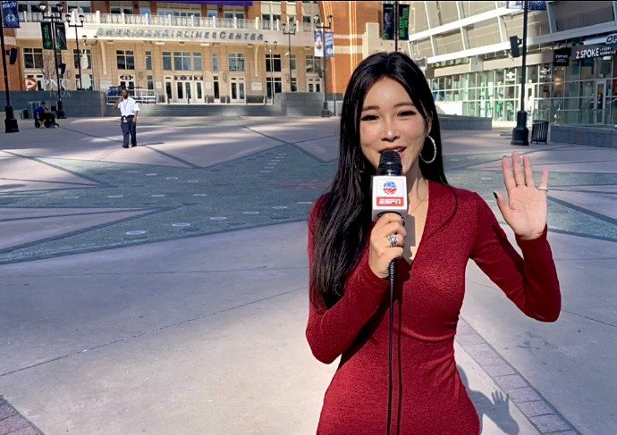 周玲安晒采访美照重磅引援后的独行侠一路北伐士气高涨