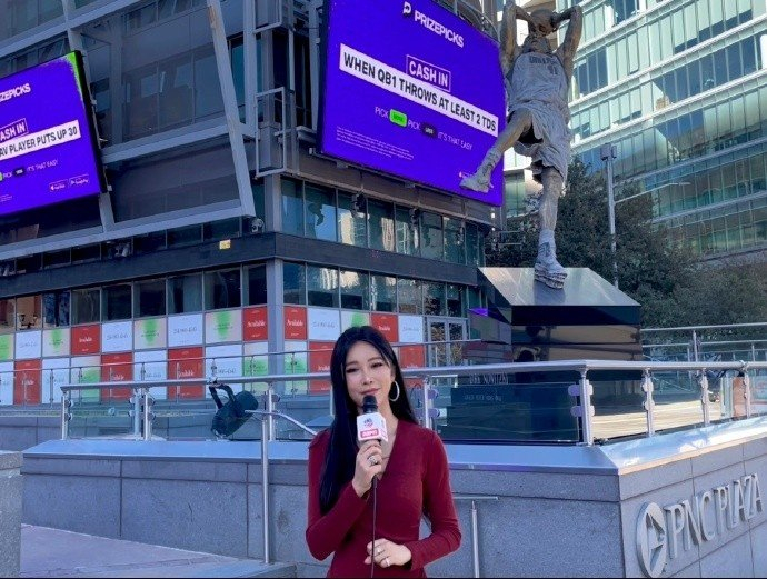 周玲安晒采访美照重磅引援后的独行侠一路北伐士气高涨