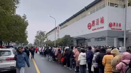 现场|上海地铁9号线全线恢复运营,一镜到底看看泗泾站进站队伍有多长