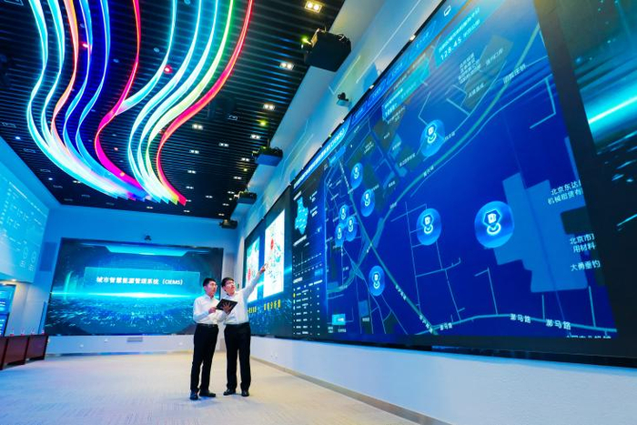 ▲国网北京电力员工在新型电力系统创新中心讨论城市智慧能源管理系统（CIEMS）开发情况