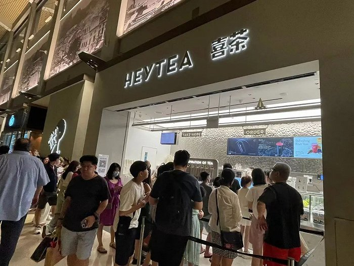 △2月17日晚9点，喜茶滨海湾金沙购物中心门店仍大排长龙 时代周报记者摄