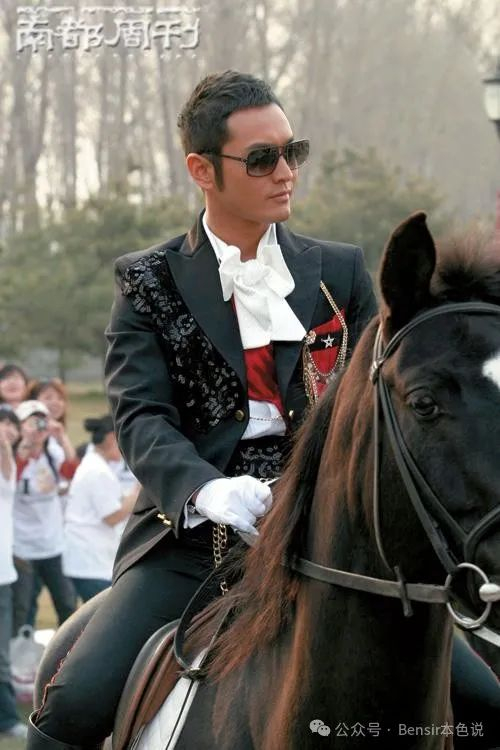 签约华谊那天,黄晓明骑着黑色高头大马登场,王中军王中磊兄弟携旗下