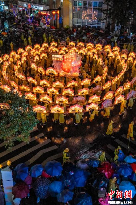 图为云和板龙舞活动现场.潘庭聪 摄