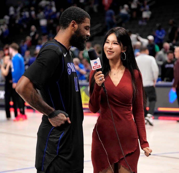 周玲安晒采访美照重磅引援后的独行侠一路北伐士气高涨