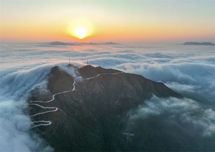 有风车元素加成的必头歧日出又是另外一种景象,金色的阳光染在瀑布般