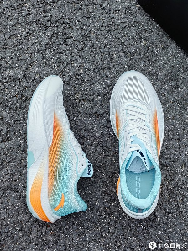 高颜值&性能共存的c202|跑鞋|安踏_新浪新闻