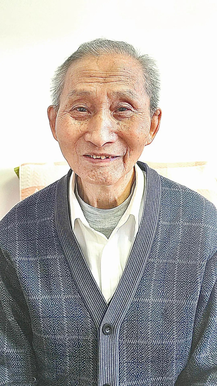 会战红色家谱丨黄其刚一把剪刀修美工作服