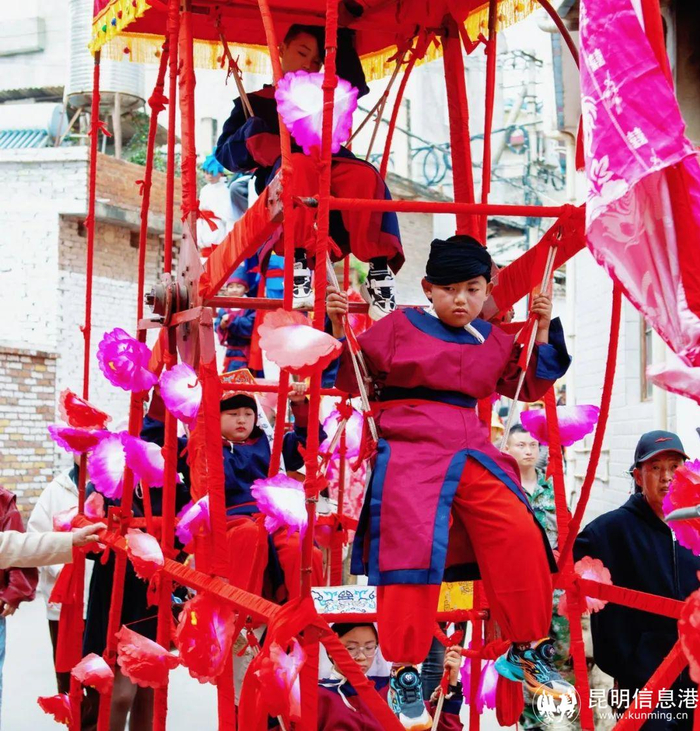 百年民俗千人齐聚杨林土主山接祖大典