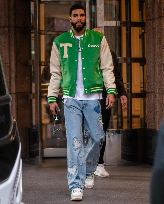 塔图姆绿色夹克搭牛仔裤 胸口儿子deuce名字醒目|塔图姆|牛仔裤_新浪