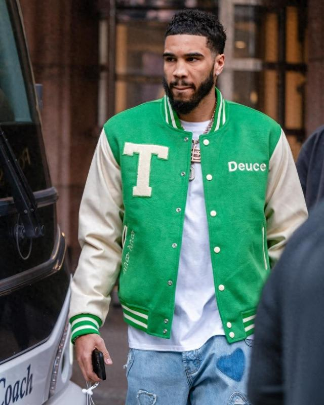 塔图姆绿色夹克搭牛仔裤 胸口儿子deuce名字醒目|塔图姆|牛仔裤_新浪