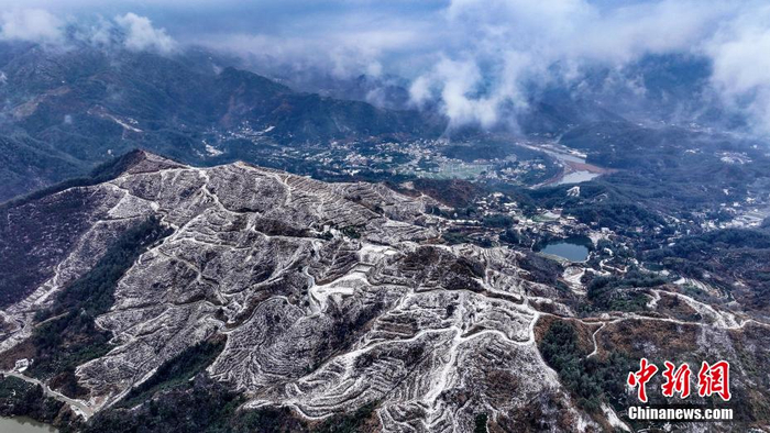 地处大别山腹地的安徽省安庆市岳西县境内出现大面积冰冻雨雪天气
